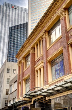 Melbourne, Avustralya - 1 Ağustos 2023: Bulutlu havada tarihi şehir merkezi, HDR resmi