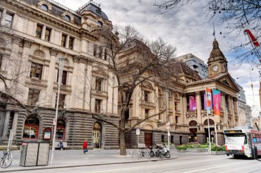 Melbourne, Avustralya - 1 Ağustos 2023: Bulutlu havada tarihi şehir merkezi, HDR resmi