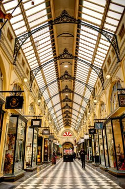 Melbourne, Avustralya - 1 Ağustos 2023: Bulutlu havada tarihi şehir merkezi, HDR resmi