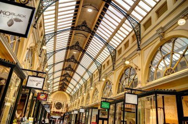 Melbourne, Avustralya - 1 Ağustos 2023: Bulutlu havada tarihi şehir merkezi, HDR resmi