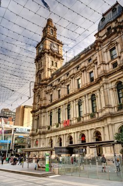 Melbourne, Avustralya - 1 Ağustos 2023: Bulutlu havada tarihi şehir merkezi, HDR resmi