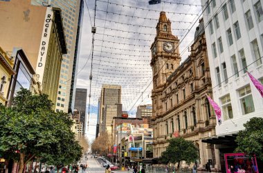 Melbourne, Avustralya - 1 Ağustos 2023: Bulutlu havada tarihi şehir merkezi, HDR resmi