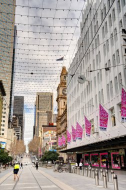 Melbourne, Avustralya - 1 Ağustos 2023: Bulutlu havada tarihi şehir merkezi, HDR resmi