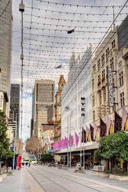 Melbourne, Avustralya - 1 Ağustos 2023: Bulutlu havada tarihi şehir merkezi, HDR resmi