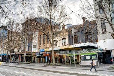 Melbourne, Avustralya - 1 Ağustos 2023: Bulutlu havada tarihi şehir merkezi, HDR resmi