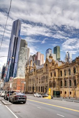 Melbourne, Avustralya - 1 Ağustos 2023: Bulutlu havada tarihi şehir merkezi, HDR resmi