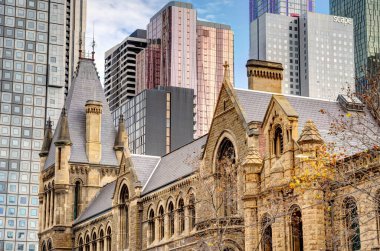 Melbourne, Avustralya - 1 Ağustos 2023: Bulutlu havada tarihi şehir merkezi, HDR resmi