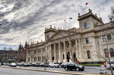 Melbourne, Avustralya - 1 Ağustos 2023: Bulutlu havada tarihi şehir merkezi, HDR resmi