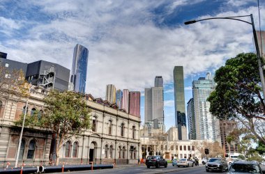 Melbourne, Avustralya - 1 Ağustos 2023: Bulutlu havada tarihi şehir merkezi, HDR resmi