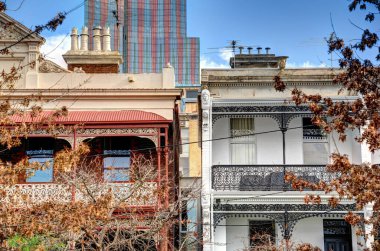 Melbourne, Avustralya - 1 Ağustos 2023: Bulutlu havada tarihi şehir merkezi, HDR resmi