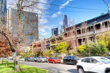 Melbourne, Avustralya - 1 Ağustos 2023: Bulutlu havada tarihi şehir merkezi, HDR resmi