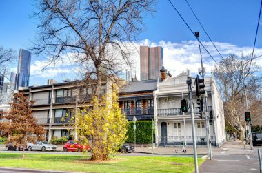 Melbourne, Avustralya - 1 Ağustos 2023: Bulutlu havada tarihi şehir merkezi, HDR resmi