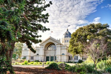 Melbourne, Avustralya - 1 Ağustos 2023: Bulutlu havada tarihi şehir merkezi, HDR resmi