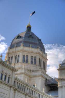 Melbourne, Avustralya - 1 Ağustos 2023: Bulutlu havada tarihi şehir merkezi, HDR resmi