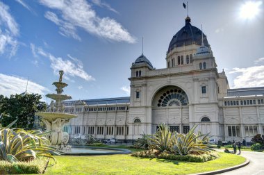 Melbourne, Avustralya - 1 Ağustos 2023: Bulutlu havada tarihi şehir merkezi, HDR resmi