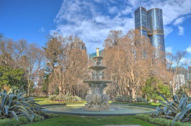 Melbourne, Avustralya - 1 Ağustos 2023: Bulutlu havada tarihi şehir merkezi, HDR resmi