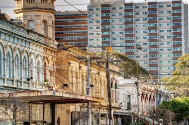 Melbourne, Avustralya - 1 Ağustos 2023: Bulutlu havada tarihi şehir merkezi, HDR resmi