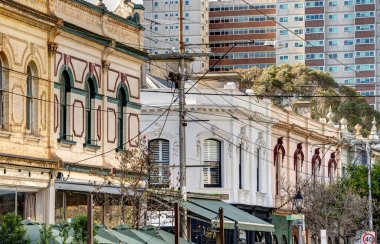 Melbourne, Avustralya - 1 Ağustos 2023: Bulutlu havada tarihi şehir merkezi, HDR resmi