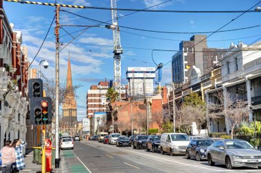 Melbourne, Avustralya - 1 Ağustos 2023: Bulutlu havada tarihi şehir merkezi, HDR resmi