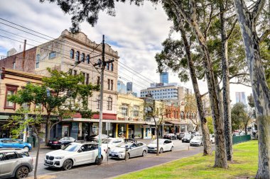 Melbourne, Avustralya - 1 Ağustos 2023: Bulutlu havada tarihi şehir merkezi, HDR resmi