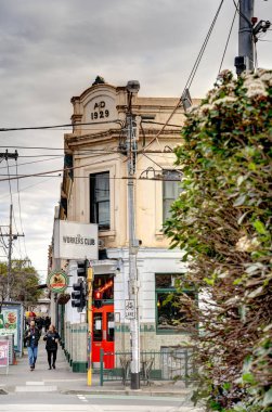 Melbourne, Avustralya - 1 Ağustos 2023: Bulutlu havada tarihi şehir merkezi, HDR resmi