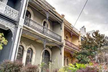 Melbourne, Avustralya - 1 Ağustos 2023: Bulutlu havada tarihi şehir merkezi, HDR resmi