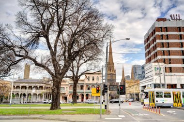 Melbourne, Avustralya - 1 Ağustos 2023: Bulutlu havada tarihi şehir merkezi, HDR resmi
