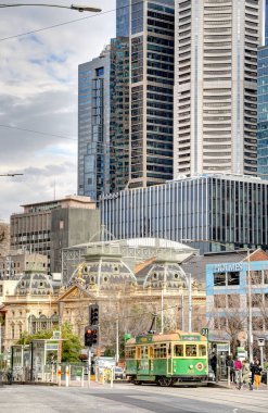 Melbourne, Avustralya - 1 Ağustos 2023: Bulutlu havada tarihi şehir merkezi, HDR resmi