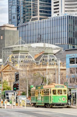 Melbourne, Avustralya - 1 Ağustos 2023: Bulutlu havada tarihi şehir merkezi, HDR resmi