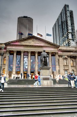 Melbourne, Avustralya - 1 Ağustos 2023: Bulutlu havada tarihi şehir merkezi, HDR resmi