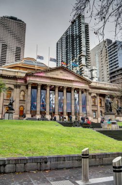 Melbourne, Avustralya - 1 Ağustos 2023: Bulutlu havada tarihi şehir merkezi, HDR resmi