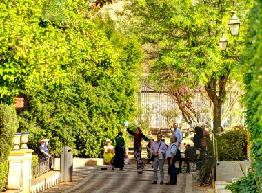 Seville, İspanya - 1 Haziran 2023: Yaz aylarında tarihi şehir merkezinin güzel manzarası, HDR Image