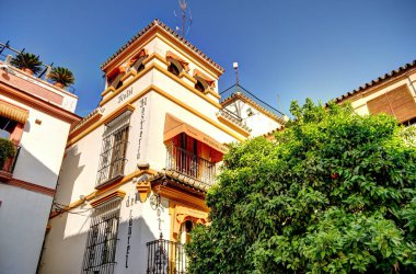 Seville, İspanya - 1 Haziran 2023: Yaz aylarında tarihi şehir merkezinin güzel manzarası, HDR Image