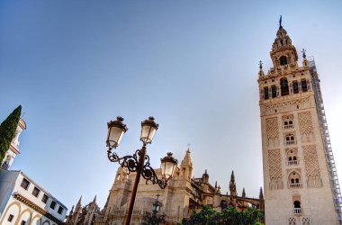 Seville, İspanya - 1 Haziran 2023: Yaz aylarında tarihi şehir merkezinin güzel manzarası, HDR Image