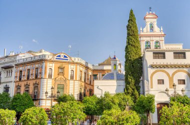 Seville, İspanya - 1 Haziran 2023: Yaz aylarında tarihi şehir merkezinin güzel manzarası, HDR Image