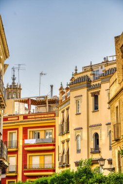 Seville, İspanya - 1 Haziran 2023: Yaz aylarında tarihi şehir merkezinin güzel manzarası, HDR Image