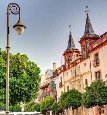 Seville, İspanya - 1 Haziran 2023: Yaz aylarında tarihi şehir merkezinin güzel manzarası, HDR Image