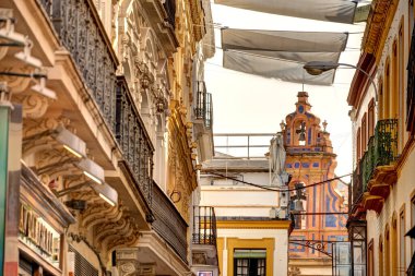 Seville, İspanya - 1 Haziran 2023: Yaz aylarında tarihi şehir merkezinin güzel manzarası, HDR Image
