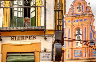 Seville, İspanya - 1 Haziran 2023: Yaz aylarında tarihi şehir merkezinin güzel manzarası, HDR Image