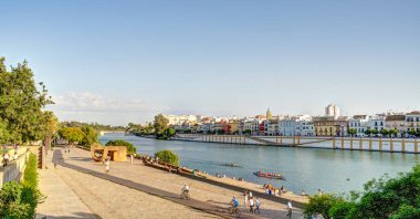 Seville, İspanya - 1 Haziran 2023: Yaz aylarında tarihi şehir merkezinin güzel manzarası, HDR Image