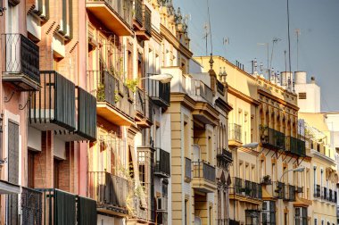 Seville, İspanya - 1 Haziran 2023: Yaz aylarında tarihi şehir merkezinin güzel manzarası, HDR Image