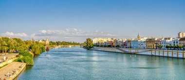 Seville, İspanya - 1 Haziran 2023: Yaz aylarında tarihi şehir merkezinin güzel manzarası, HDR Image