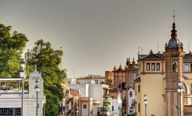 Seville, İspanya - 1 Haziran 2023: Yaz aylarında tarihi şehir merkezinin güzel manzarası, HDR Image