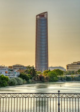 Seville, İspanya - 1 Haziran 2023: Yaz aylarında tarihi şehir merkezinin güzel manzarası, HDR Image