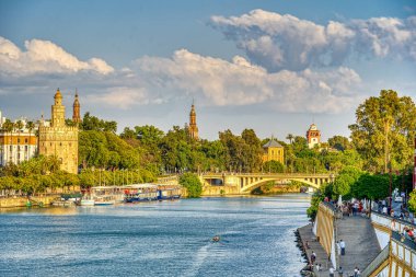 Seville, İspanya - 1 Haziran 2023: Yaz aylarında tarihi şehir merkezinin güzel manzarası, HDR Image