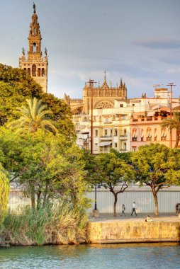 Seville, İspanya - 1 Haziran 2023: Yaz aylarında tarihi şehir merkezinin güzel manzarası, HDR Image