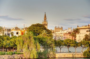 Seville, İspanya - 1 Haziran 2023: Yaz aylarında tarihi şehir merkezinin güzel manzarası, HDR Image