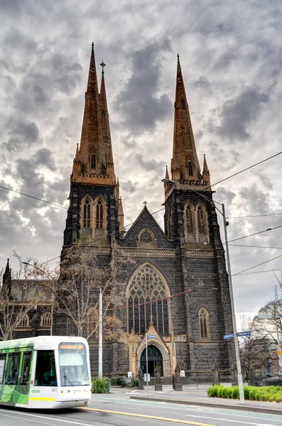 Melbourne, Avustralya - 1 Ağustos 2023: Bulutlu havada tarihi şehir merkezi, HDR resmi