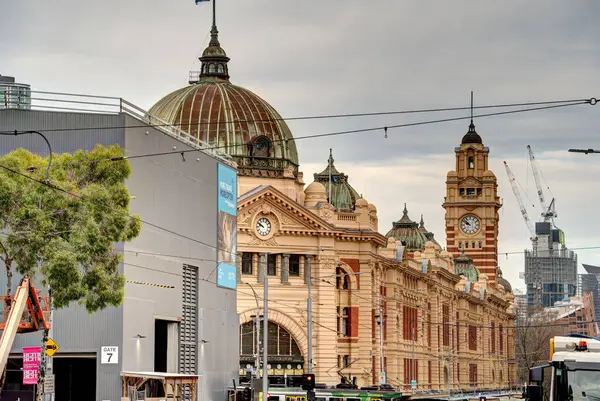 Melbourne, Avustralya - 1 Ağustos 2023: Bulutlu havada tarihi şehir merkezi, HDR resmi