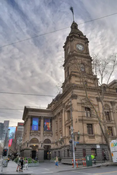 Melbourne, Avustralya - 1 Ağustos 2023: Bulutlu havada tarihi şehir merkezi, HDR resmi